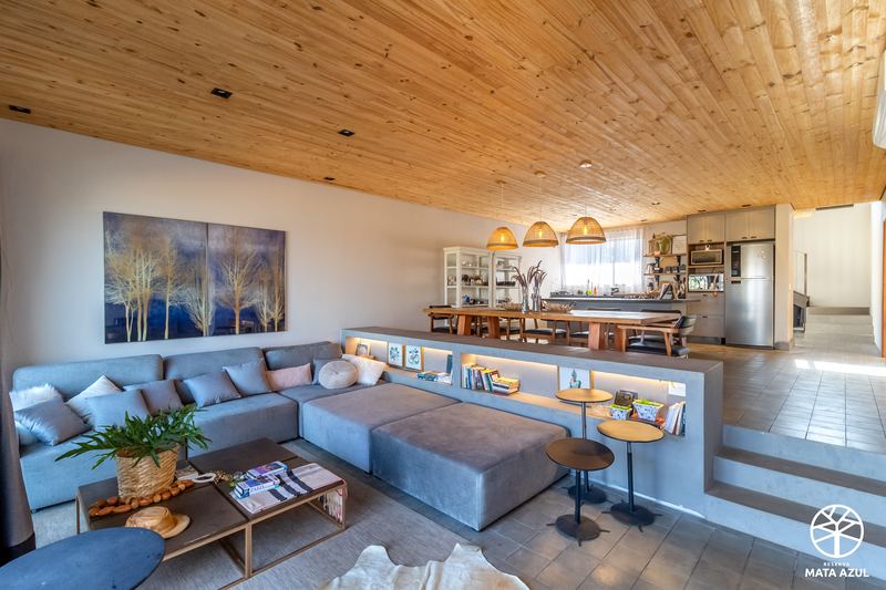 Sala de estar do loft, integrada à cozinha e à sala de jantar