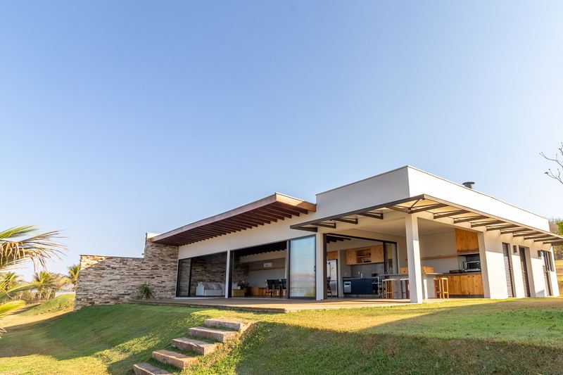 Fachada de uma casa com deck de madeira
