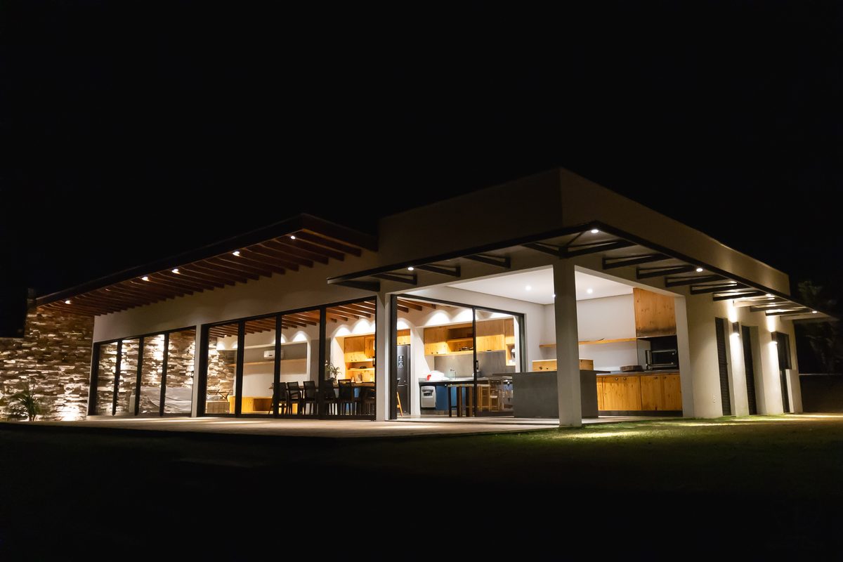 Casa da Reserva Mata Azul à noite, com a sala e a varanda gourmet iluminadas