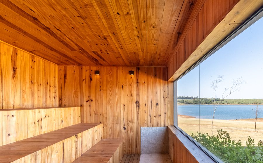 Sauna finlandesa com janela inteira para a represa