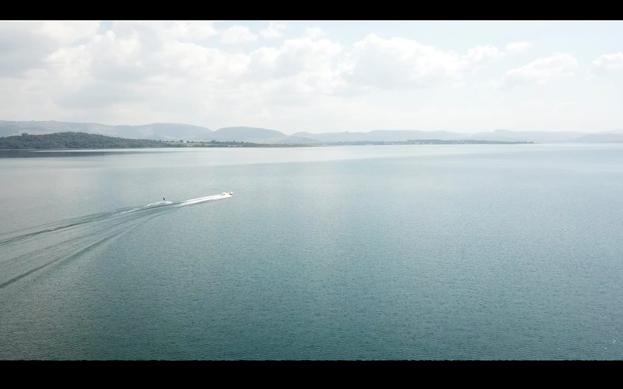 Lancha na represa