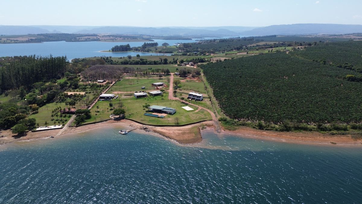 Vista aérea do condomínio à beira da represa