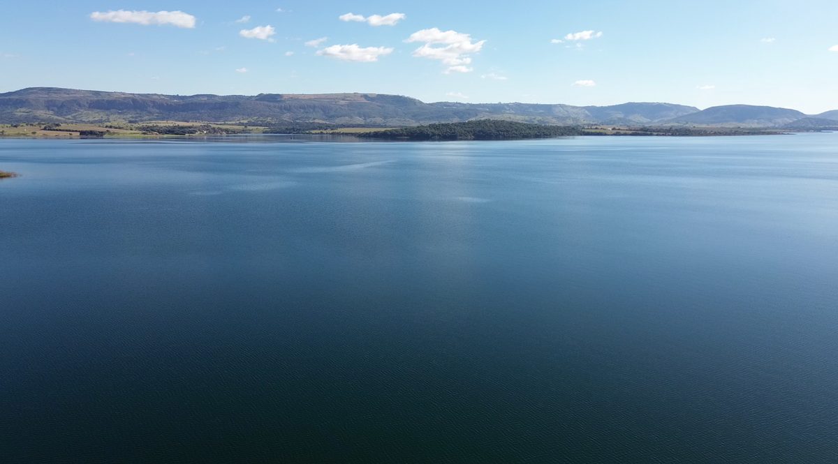 Represa de Peixoto com a Serra da Canastra ao fundo