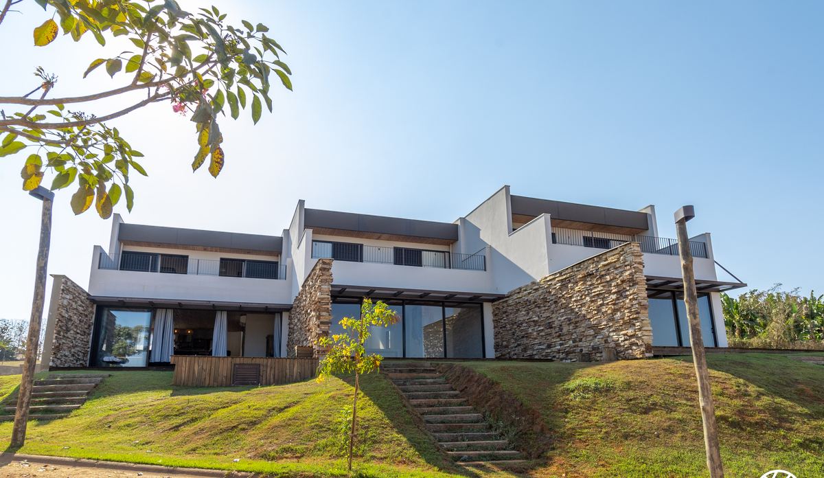 Bloco de lofts da Reserva Mata Azul, com as unidades escalonadas no terreno
