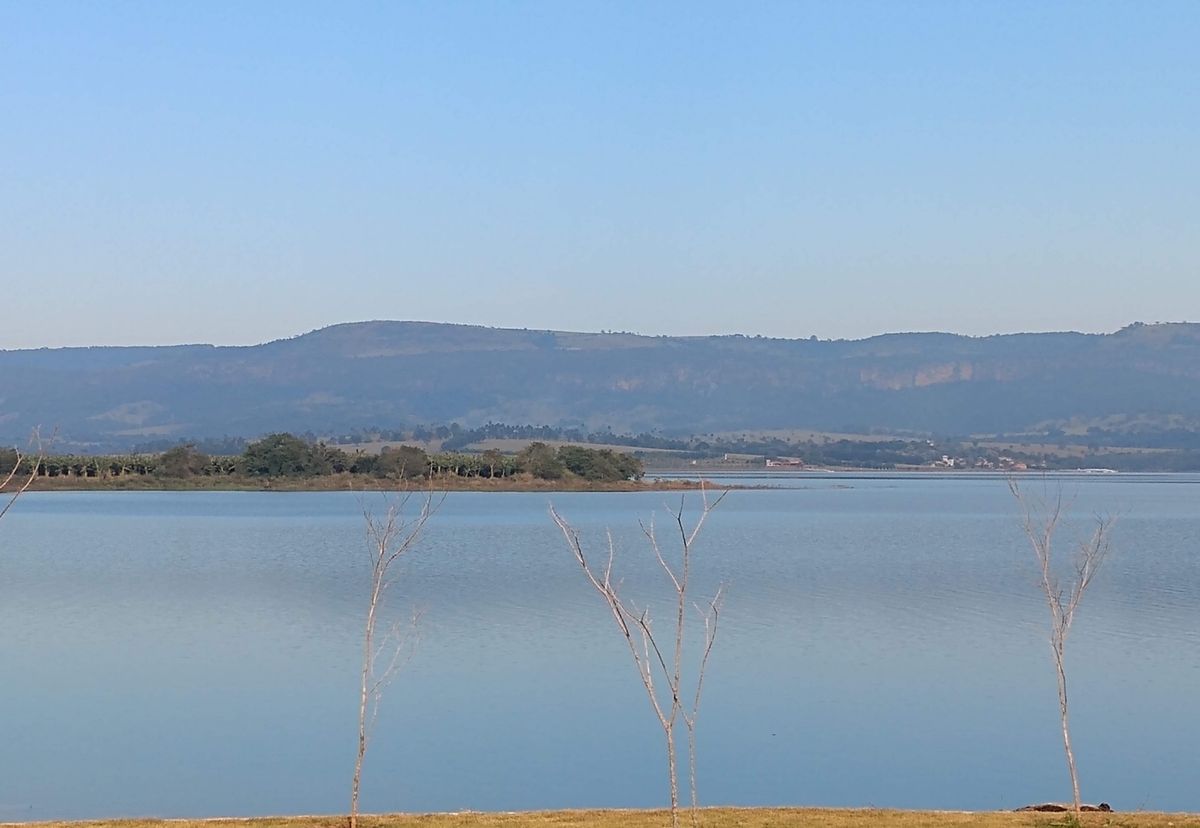 Represa de Peixoto com a Serra da Canastra ao fundo